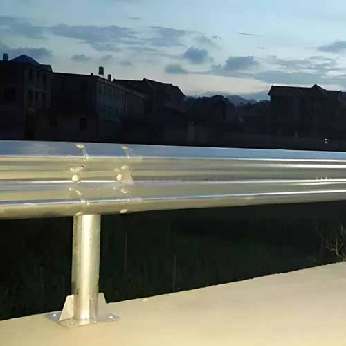 Competitive Price Metal Beam Steel Highway Guardrail/Crash Barrier